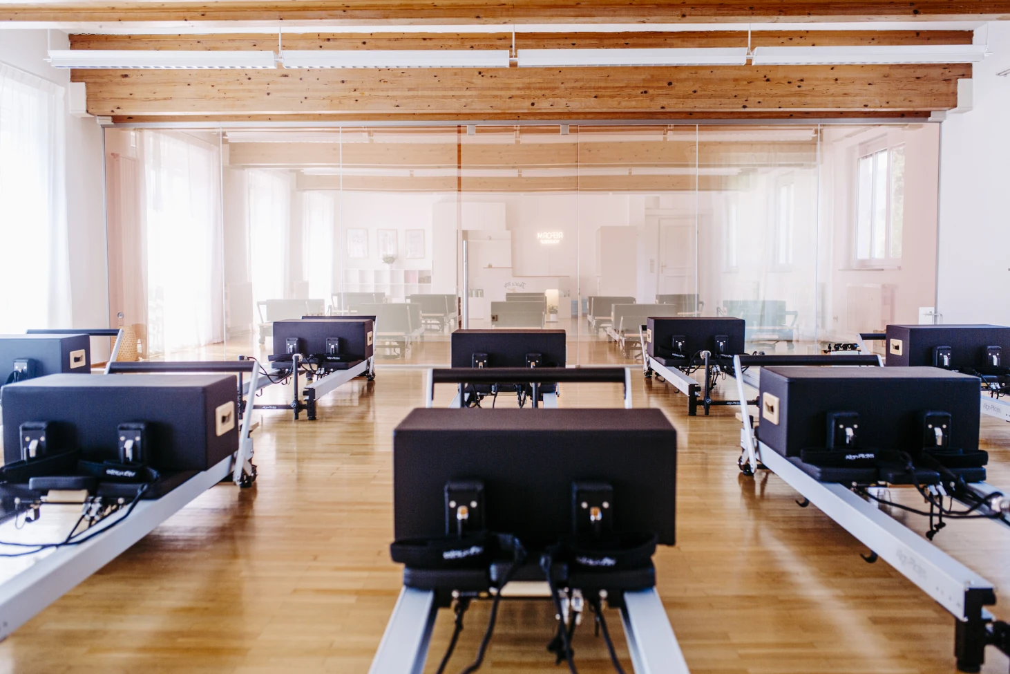 Person übt Pilates im That’s Me – Reformer Pilates Studio in Pörtschach am Wörthersee; Fokus auf Körpermitte, Haltung und bewusste Bewegung.